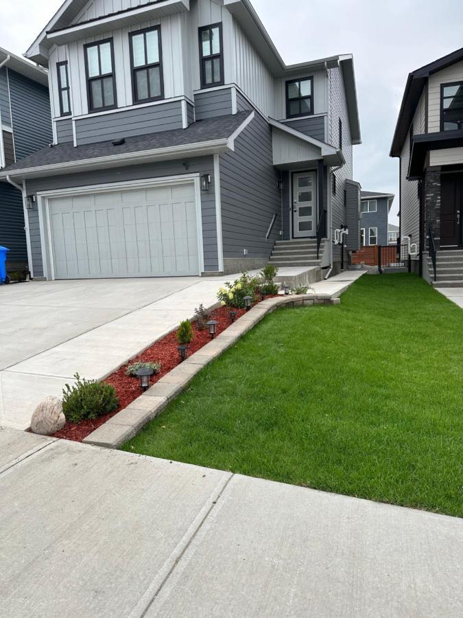 2 Bedroom 2 Washrooms Brand New Beautiful & Cozy Suite Calgary Exterior photo