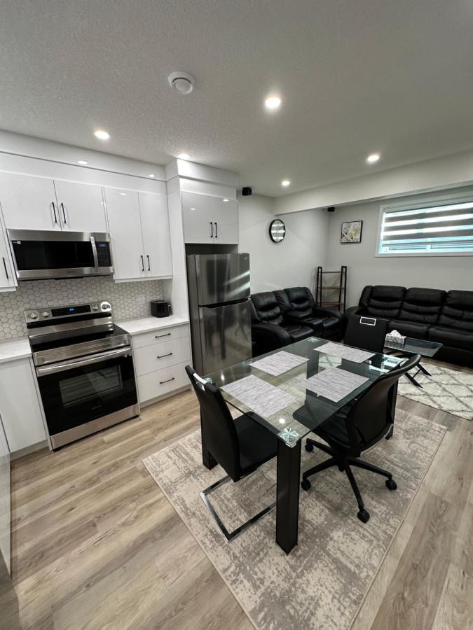 2 Bedroom 2 Washrooms Brand New Beautiful & Cozy Suite Calgary Exterior photo